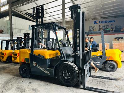 Xe nâng dầu LiuGong 5 tấn tháp 4m dịch giá